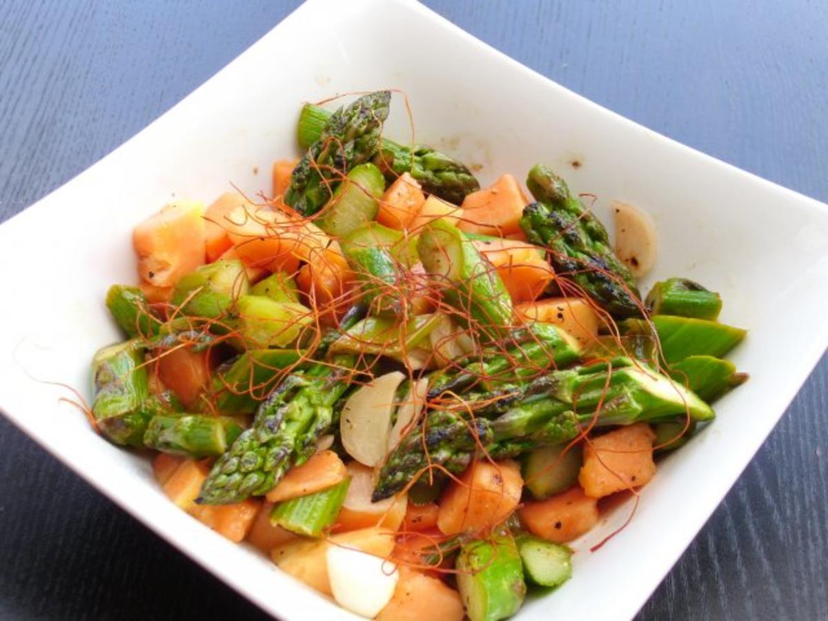 Lauwarmer Salat vom grünen Spargel und Papaya - Rezept