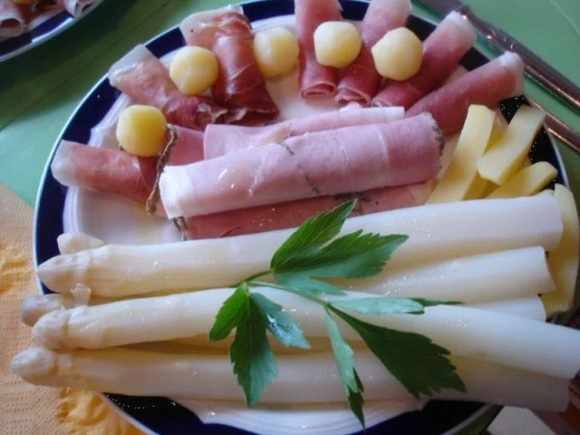 Rezept: Spargel mit dreierlei Schinken, Kartoffeln in Pommes frites- und Bällchenform *) und Spargel mit dreierlei Schinken, Kartoffeln in Pommes frites- und Bällchenform *) und - Rezept