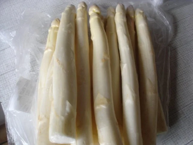 Rezept: Spargel mit dreierlei Schinken, Kartoffeln in Pommes frites- und Bällchenform *) und Bild Nr. 2 Spargel mit dreierlei Schinken, Kartoffeln in Pommes frites- und Bällchenform *) und - Rezept - Bild Nr. 2