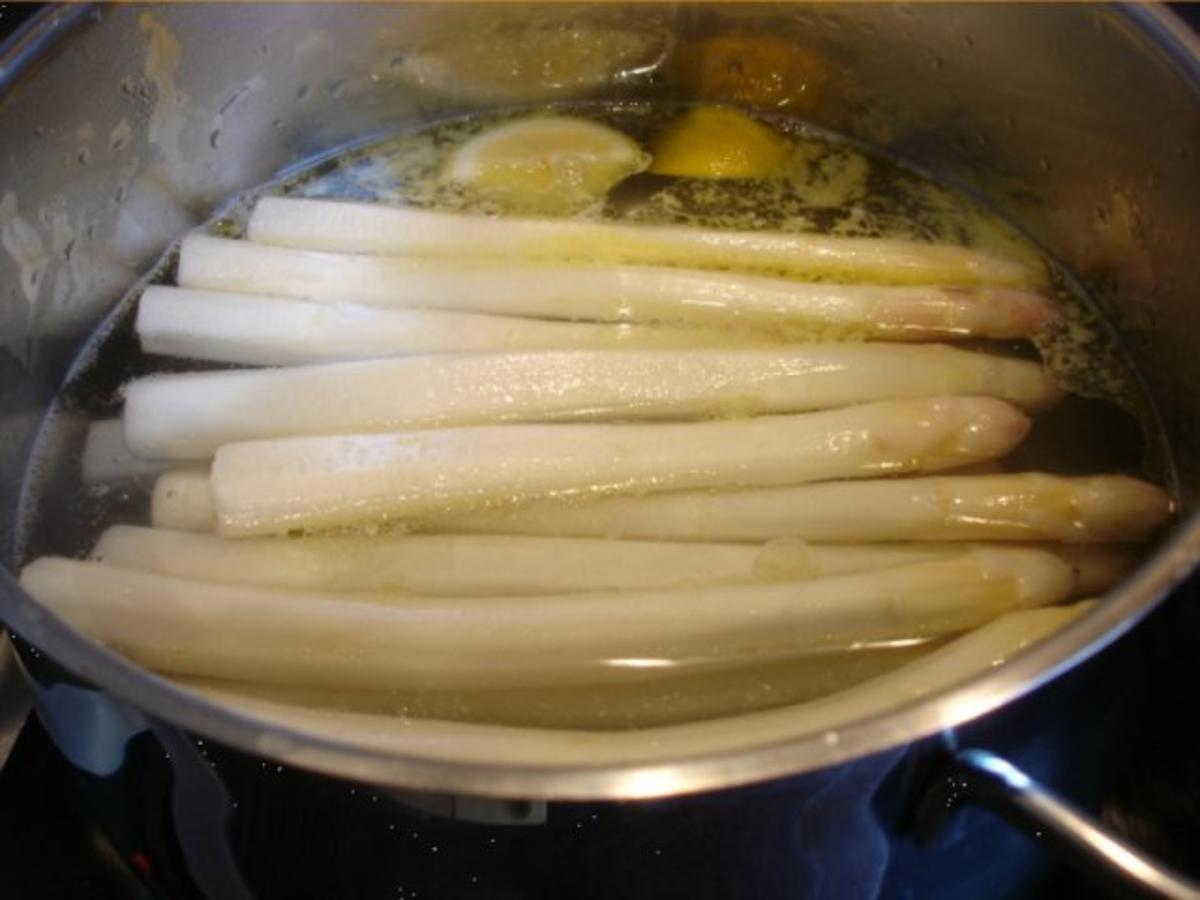 Spargel mit dreierlei Schinken, Kartoffeln in Pommes frites- und Bällchenform *) und - Rezept - Bild Nr. 5