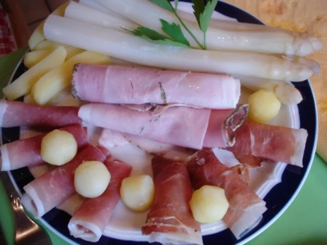 Rezept: Spargel mit dreierlei Schinken, Kartoffeln in Pommes frites- und Bällchenform *) und Bild Nr. 7 Spargel mit dreierlei Schinken, Kartoffeln in Pommes frites- und Bällchenform *) und - Rezept - Bild Nr. 7