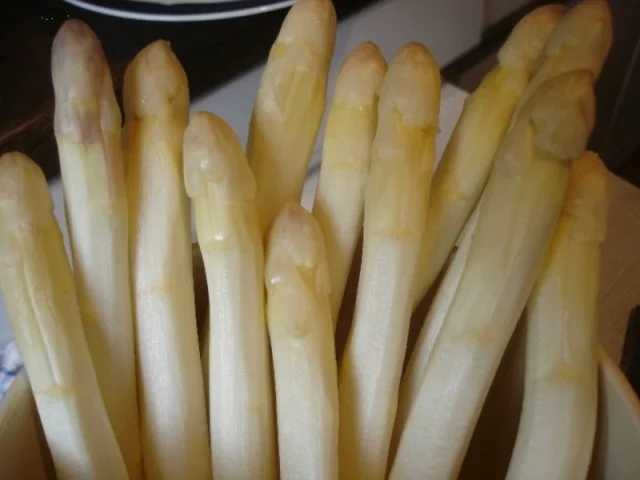 Rezept: Spargel mit dreierlei Schinken, Kartoffeln in Pommes frites- und Bällchenform *) und Bild Nr. 4 Spargel mit dreierlei Schinken, Kartoffeln in Pommes frites- und Bällchenform *) und - Rezept - Bild Nr. 4