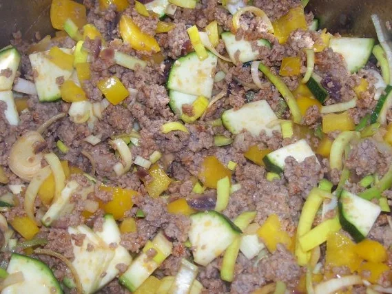 Rezept: Schneller Hack-Gemüse-Topf mit Pesto Bild Nr. 4 Schneller Hack-Gemüse-Topf mit Pesto - Rezept - Bild Nr. 4