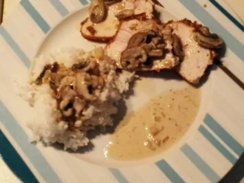 Kleines Rinderfilet mit Nusskruste auf Rahmchampignons - Rezept
