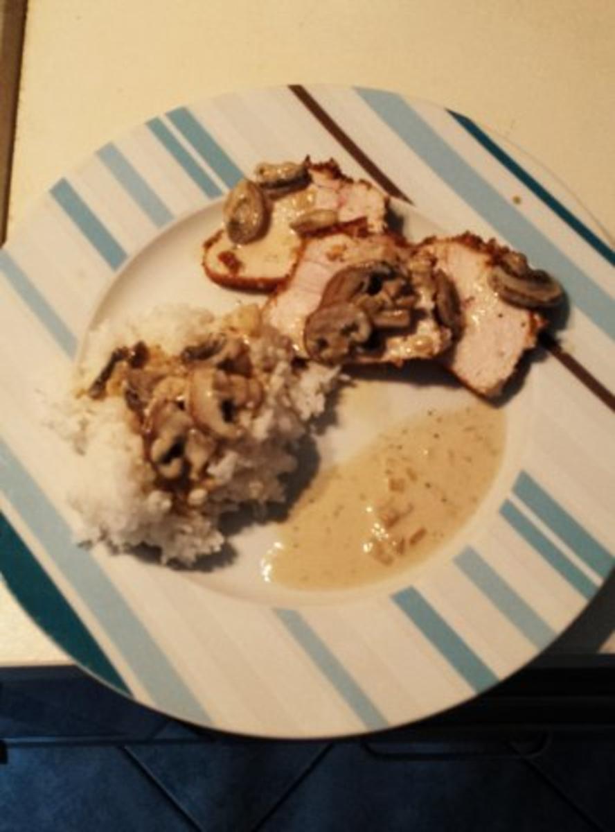 Kleines Rinderfilet mit Nusskruste auf Rahmchampignons - Rezept ...