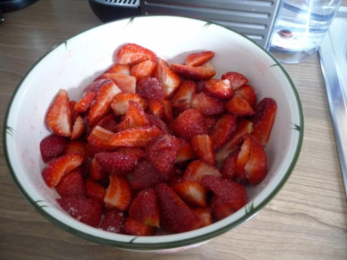 Süße Mahlzeiten : Erdbeeren an Dinkelmüsli mit Milch - Rezept - Bild Nr. 2