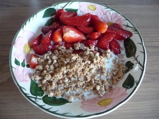 Süße Mahlzeiten : Erdbeeren an Dinkelmüsli mit Milch - Rezept