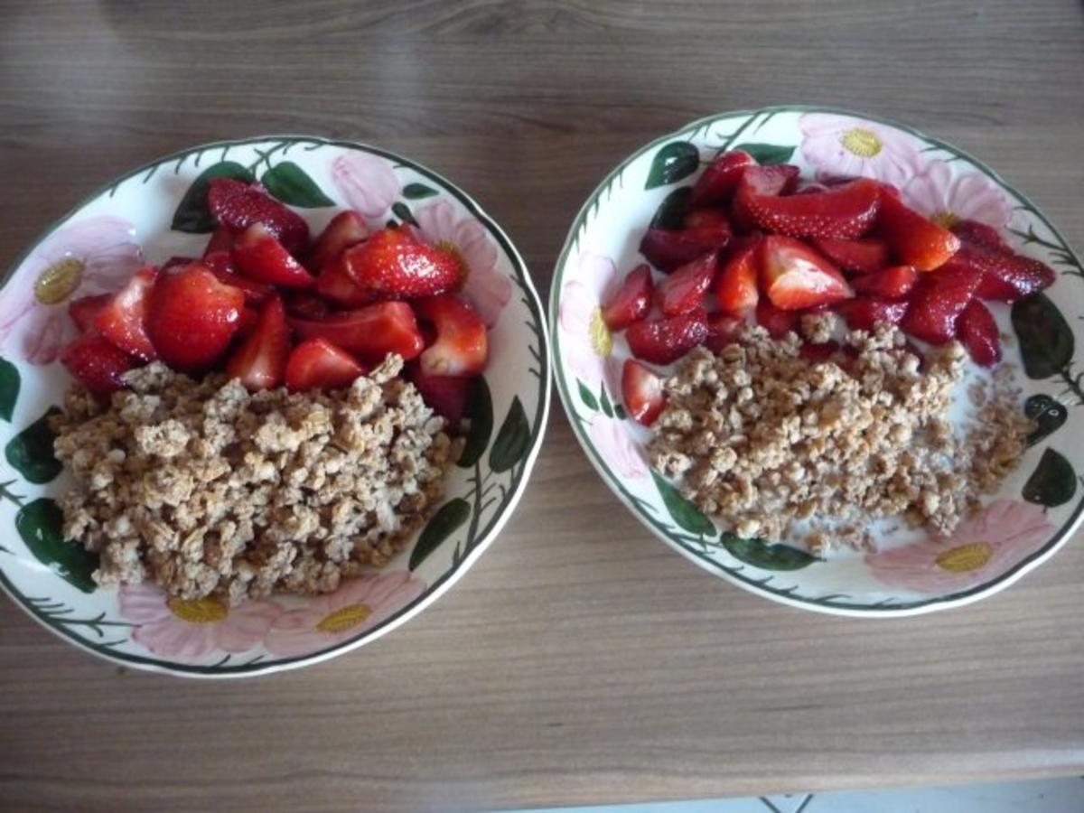 Süße Mahlzeiten : Erdbeeren an Dinkelmüsli mit Milch - Rezept - Bild Nr. 4