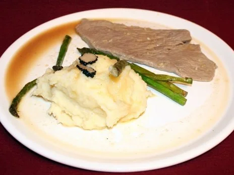 Kalbsschnitzel mit Weißweinsoße und getrüffeltem Kartoffelbrei, dazu grüner Spargel - Rezept