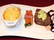 Filetsteaks à la minute mit Prinzessböhnchen und Karöttchen, dazu Kartoffelgratin - Rezept