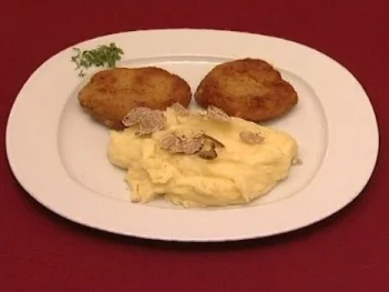 Rezept: Getrüffeltes Kartoffelpüree, Kalbsschnitzelplätzchen und Salat (Alida Lauenstein) Getrüffeltes Kartoffelpüree, Kalbsschnitzelplätzchen und Salat (Alida Lauenstein) - Rezept