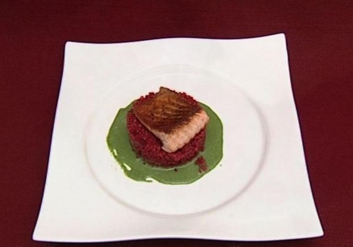 Lachsfilet mit Rote-Bete-Graupenrisotto auf Wasabi-Schaum (Isabell Horn ...