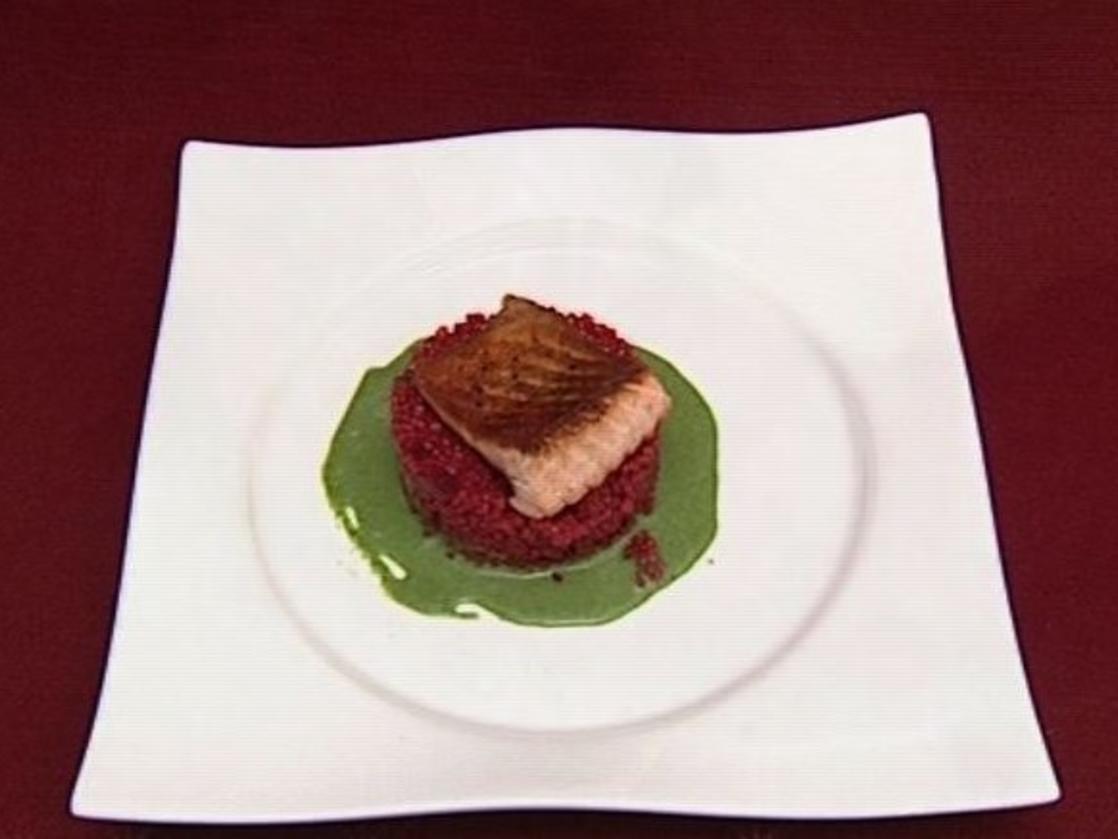 Lachsfilet mit Rote-Bete-Graupenrisotto auf Wasabi-Schaum (Isabell Horn ...