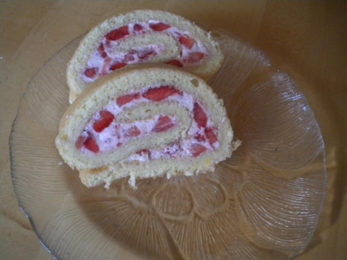 Erdbeerroulade mit Eigelb und Zucker - Rezept mit Bild - kochbar.de Erdbeerroulade mit Eigelb und Zucker - Rezept mit Bild - kochbar.de