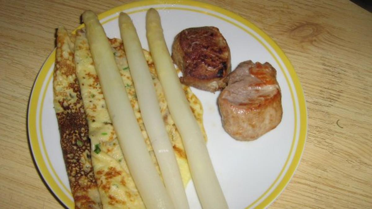 Schweinelendchen mit Kräuterflädle und Spargel - Rezept