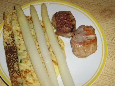 Schweinelendchen mit Kräuterflädle und Spargel - Rezept