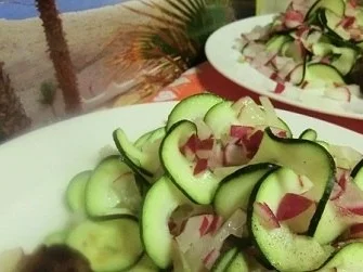 Rezept: SALAT: Zucchini-Locken Salat mit Radieschen SALAT: Zucchini-Locken Salat mit Radieschen - Rezept