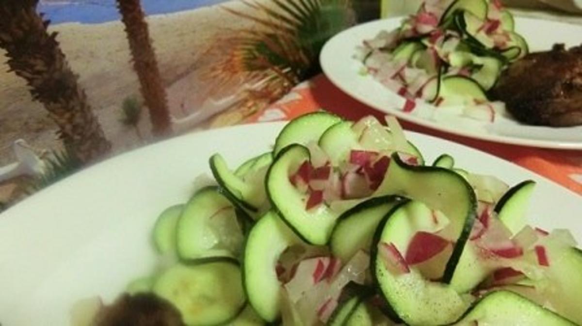 Bilder für SALAT: Zucchini-Locken Salat mit Radieschen - Rezept