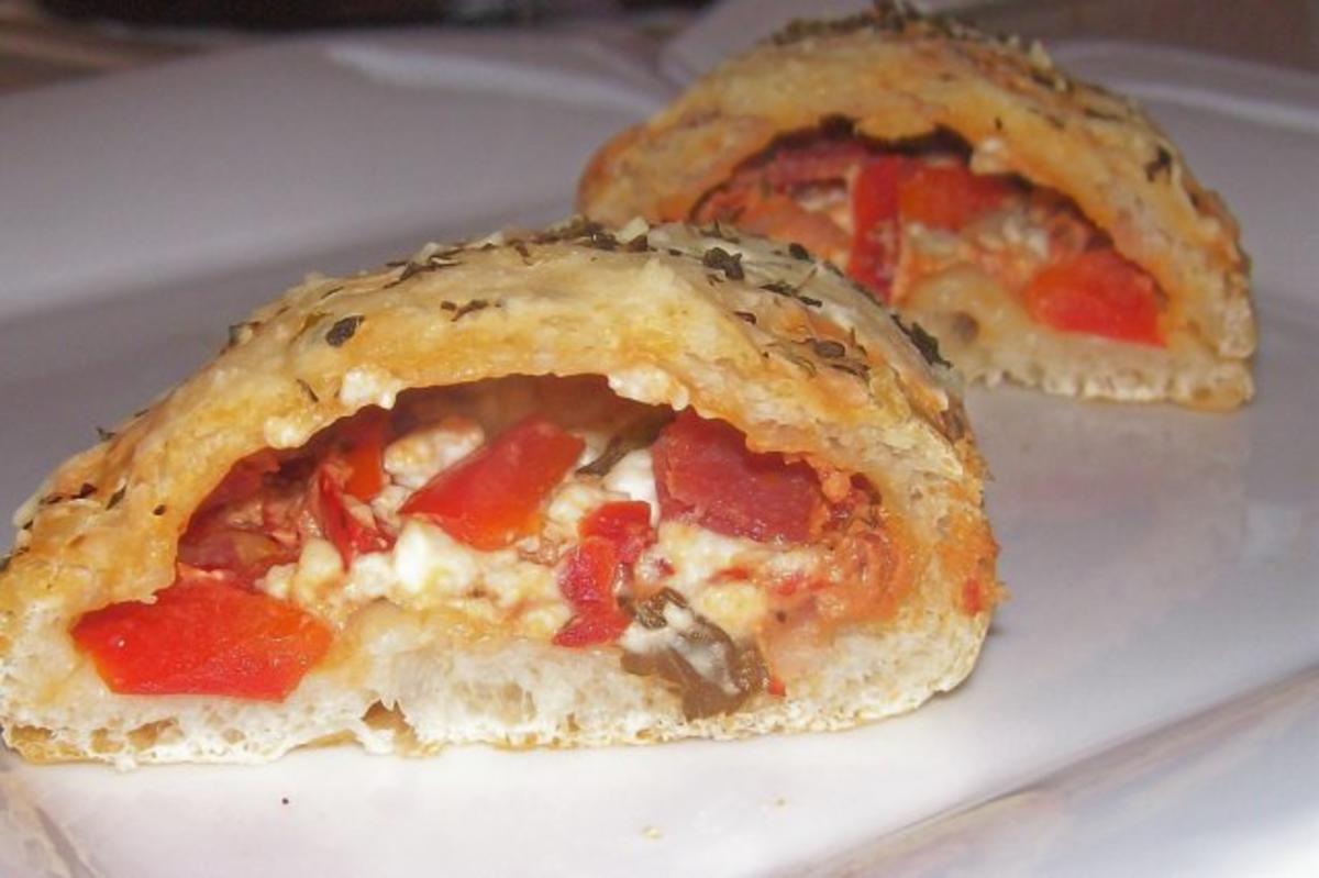 Snack: Kleine Kräuter-Pizzataschen mit Salami und Feta - Rezept