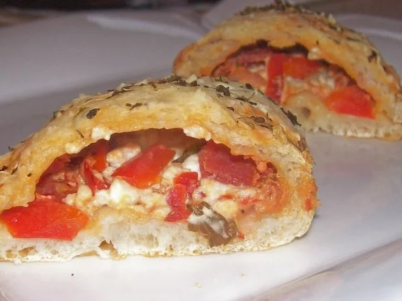 Snack: Kleine Kräuter-Pizzataschen mit Salami und Feta - Rezept