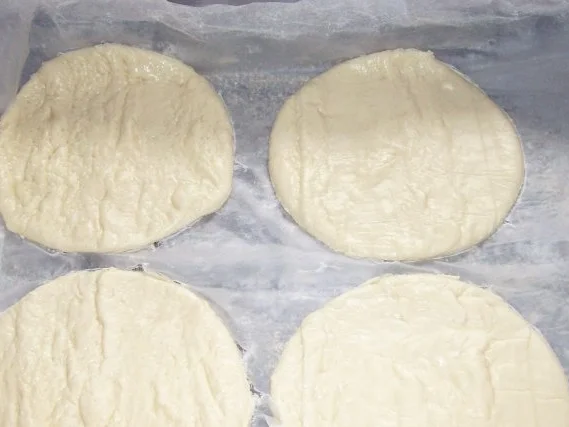 Snack: Kleine Kräuter-Pizzataschen mit Salami und Feta - Rezept - Bild Nr. 2