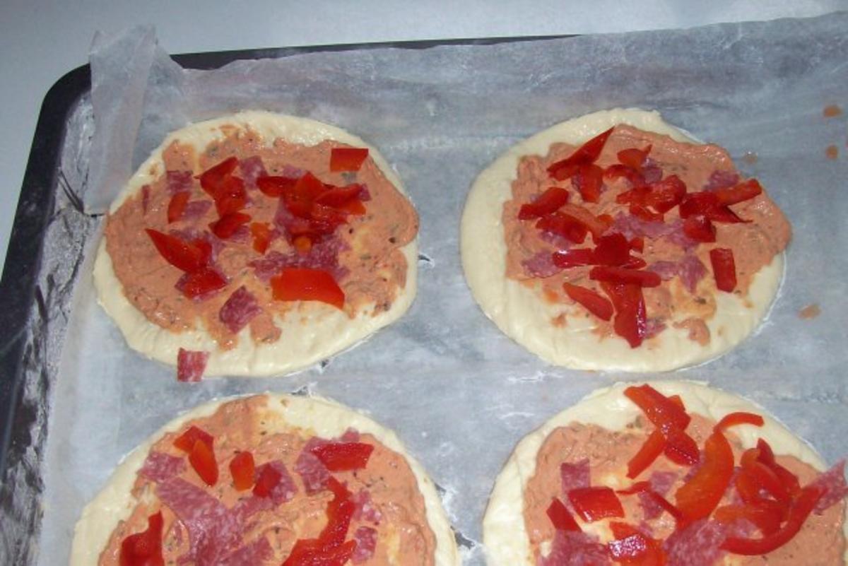 Snack: Kleine Kräuter-Pizzataschen mit Salami und Feta - Rezept - Bild Nr. 3