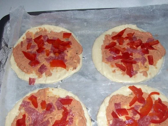 Snack: Kleine Kräuter-Pizzataschen mit Salami und Feta - Rezept - Bild Nr. 3