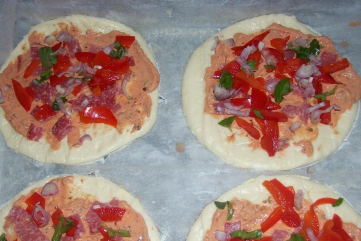 Snack: Kleine Kräuter-Pizzataschen mit Salami und Feta - Rezept - Bild Nr. 4