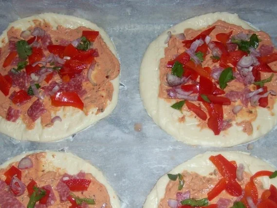 Snack: Kleine Kräuter-Pizzataschen mit Salami und Feta - Rezept - Bild Nr. 4