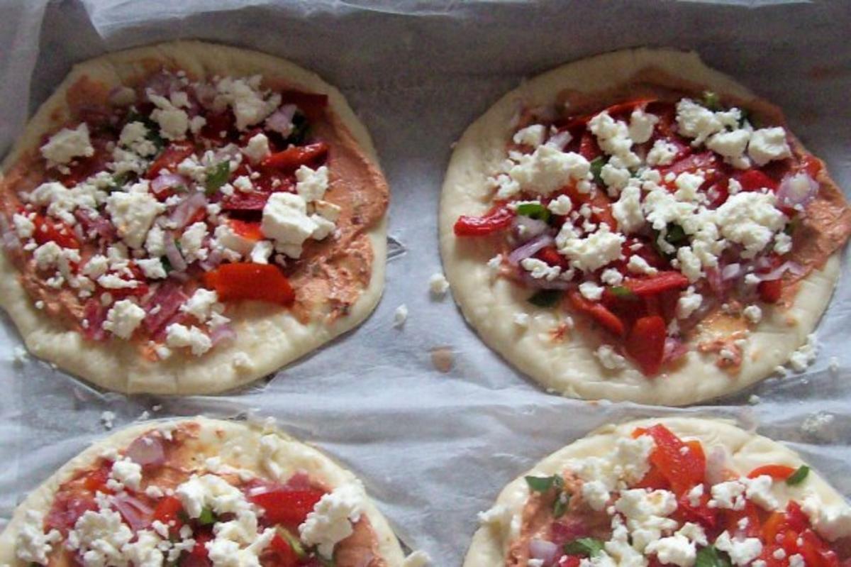Snack: Kleine Kräuter-Pizzataschen mit Salami und Feta - Rezept - Bild Nr. 5