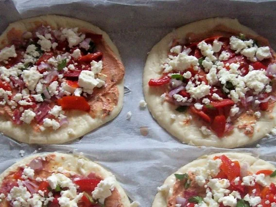 Snack: Kleine Kräuter-Pizzataschen mit Salami und Feta - Rezept - Bild Nr. 5