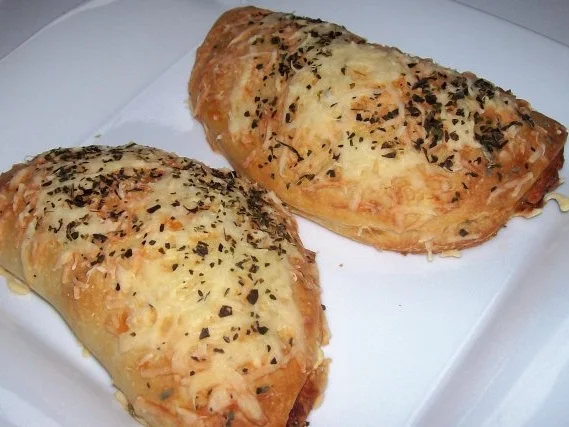 Snack: Kleine Kräuter-Pizzataschen mit Salami und Feta - Rezept - Bild Nr. 7