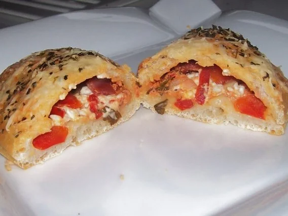 Snack: Kleine Kräuter-Pizzataschen mit Salami und Feta - Rezept - Bild Nr. 8