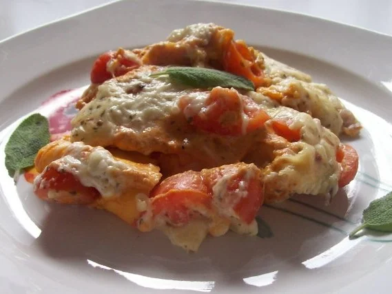 Schnelles Nudelgratin mit würziger Käsecreme und Cherrytomaten - Rezept