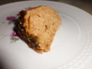 Kuchen: Vollkorngugelhupf mit Rhababer und Pistazienboden - Rezept