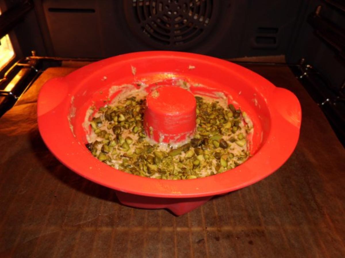 Kuchen: Vollkorngugelhupf mit Rhababer und Pistazienboden - Rezept - Bild Nr. 4