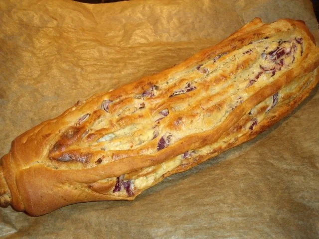 Gerolltes Zwiebelbrot mit Pizzateig - Rezept