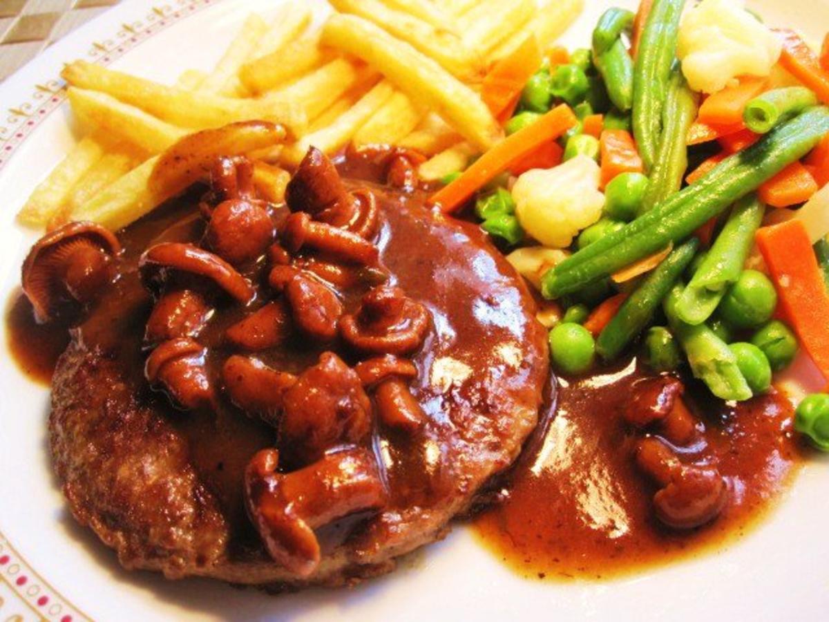 Hamburger Hacksteak mit einer Rotwein-Pfifferlingssoße - Rezept ...
