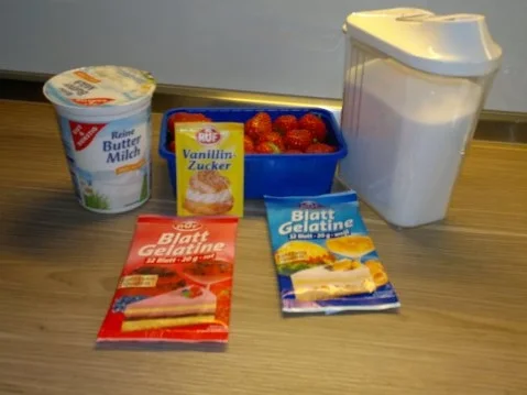 Rezept: Buttermilchgelee mit frischen Erdbeeren Bild Nr. 2 Buttermilchgelee mit frischen Erdbeeren - Rezept - Bild Nr. 2