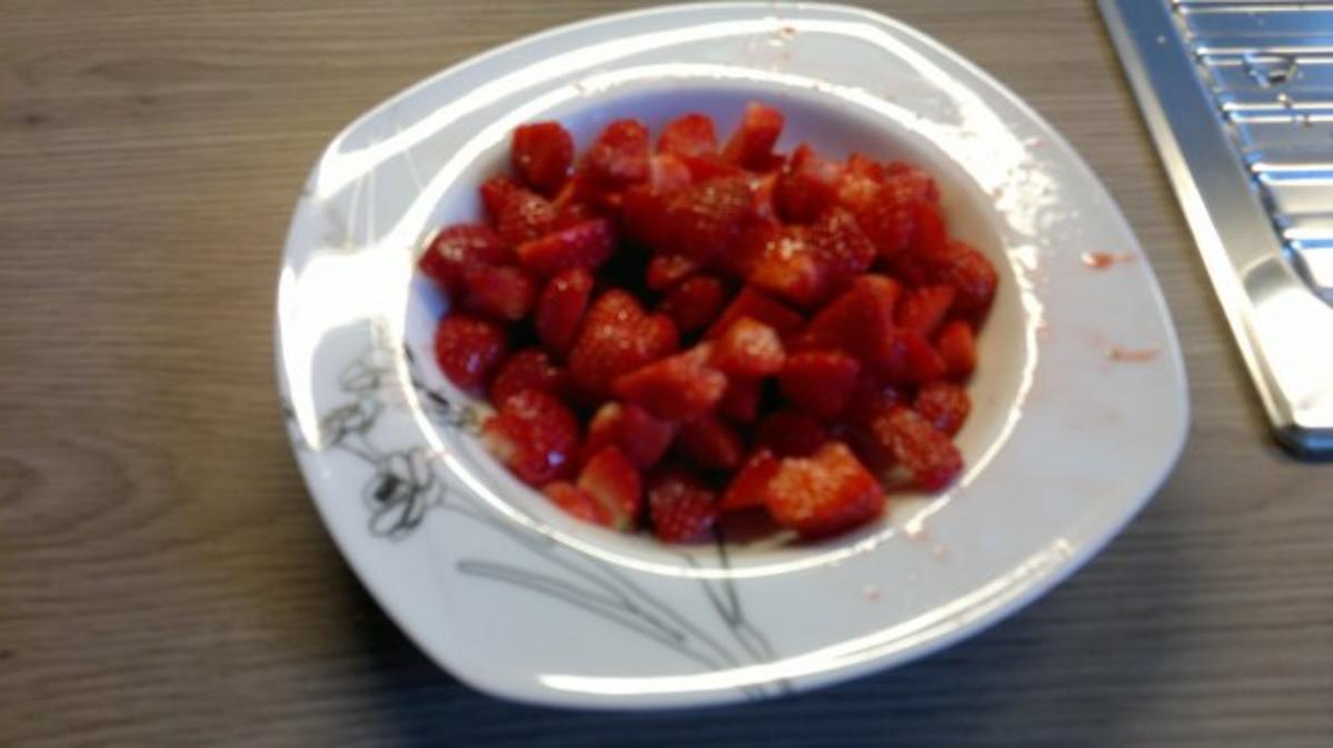 Buttermilchgelee mit frischen Erdbeeren - Rezept - Bild Nr. 4