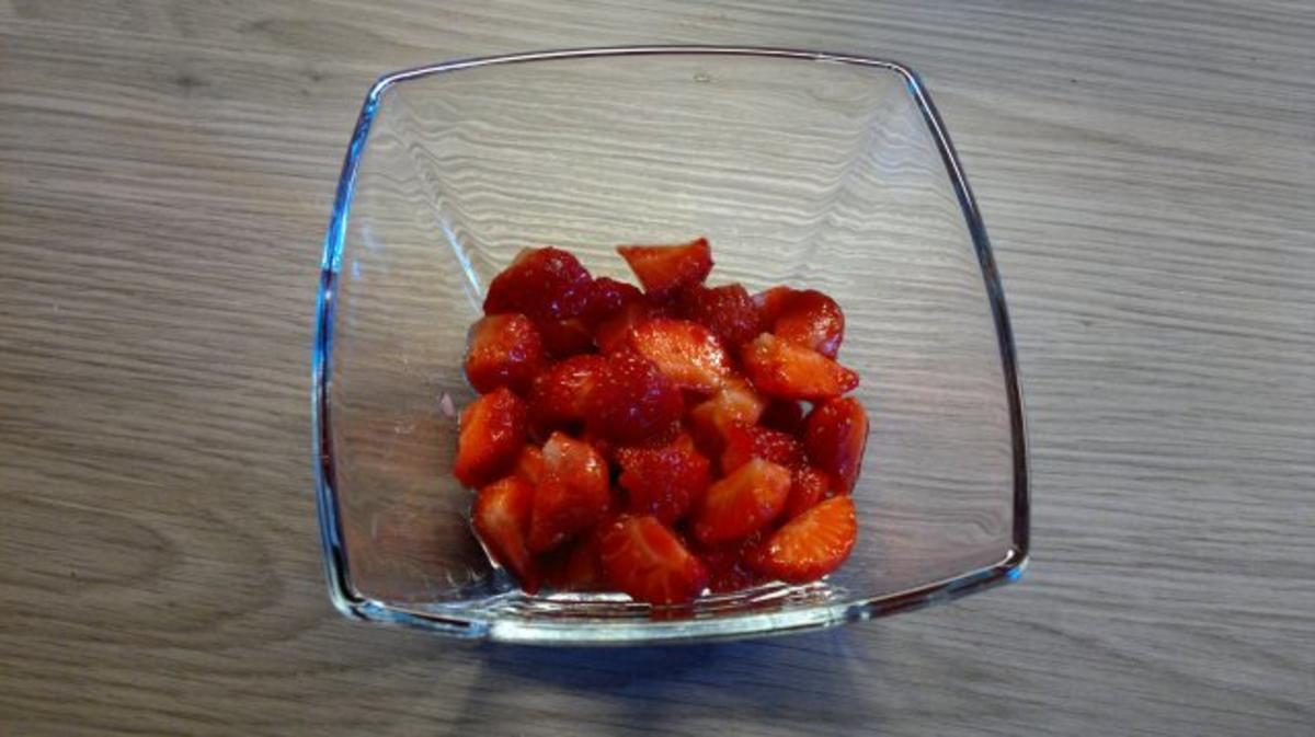 Buttermilchgelee mit frischen Erdbeeren - Rezept - Bild Nr. 5