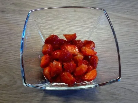 Rezept: Buttermilchgelee mit frischen Erdbeeren Bild Nr. 5 Buttermilchgelee mit frischen Erdbeeren - Rezept - Bild Nr. 5