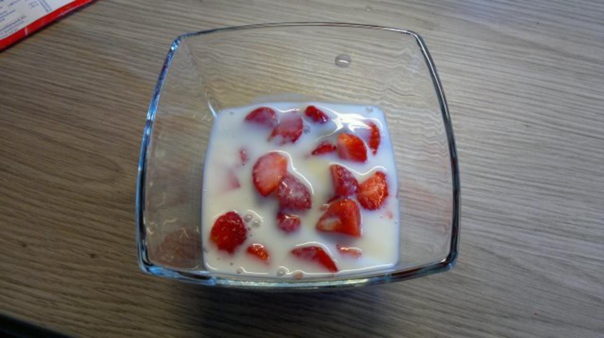Buttermilchgelee mit frischen Erdbeeren - Rezept - Bild Nr. 6
