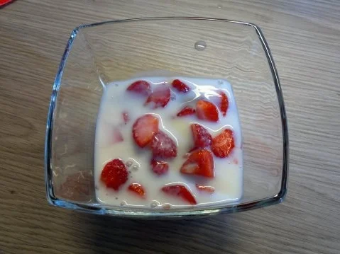 Rezept: Buttermilchgelee mit frischen Erdbeeren Bild Nr. 6 Buttermilchgelee mit frischen Erdbeeren - Rezept - Bild Nr. 6