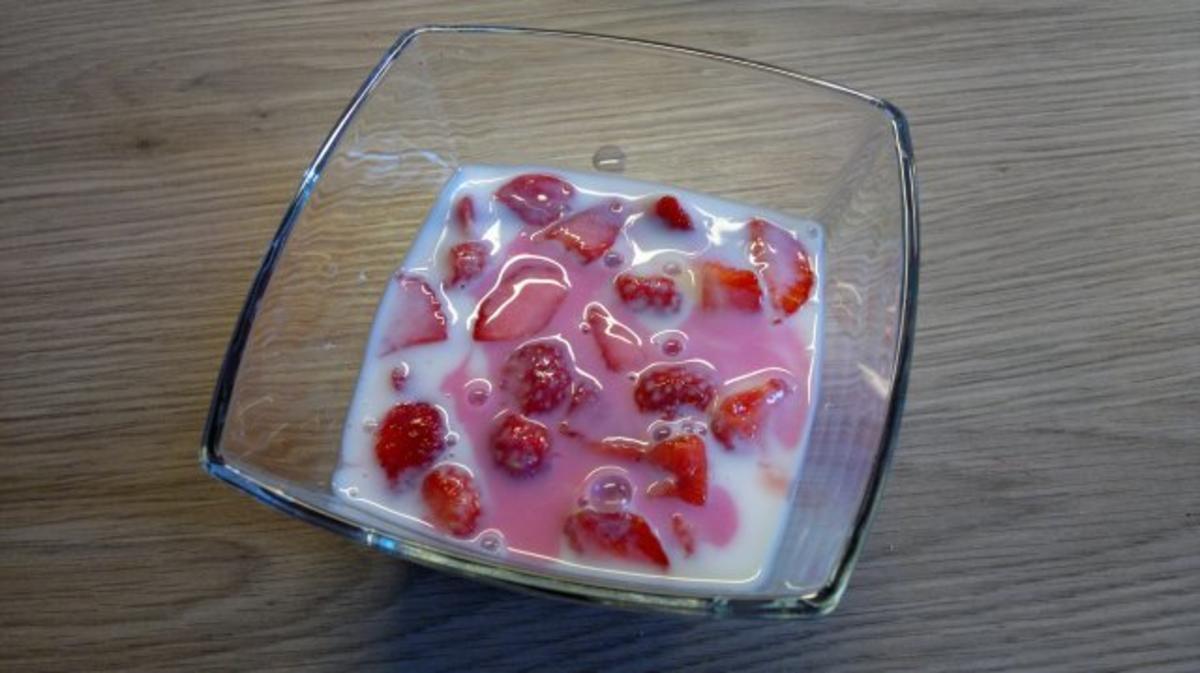 Buttermilchgelee mit frischen Erdbeeren - Rezept