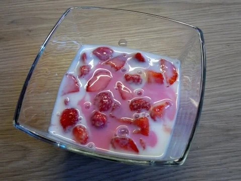 Rezept: Buttermilchgelee mit frischen Erdbeeren Buttermilchgelee mit frischen Erdbeeren - Rezept