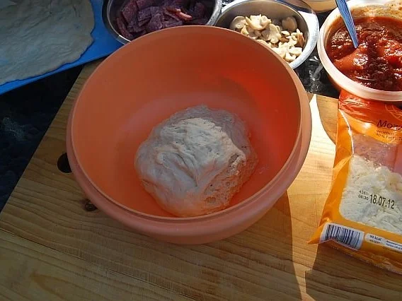 Pizza vom Holzkohlengrill - Rezept - Bild Nr. 3