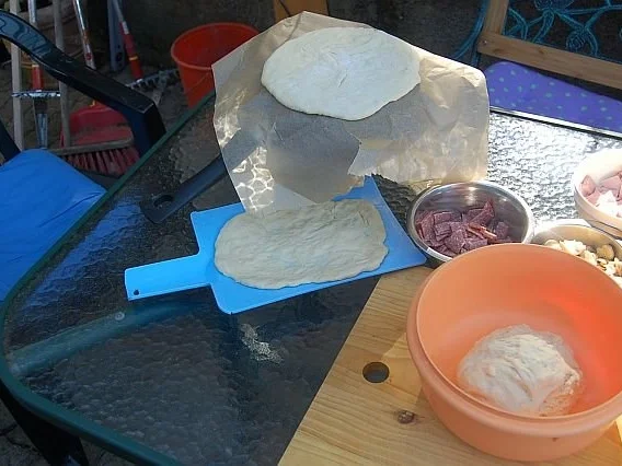 Pizza vom Holzkohlengrill - Rezept - Bild Nr. 7