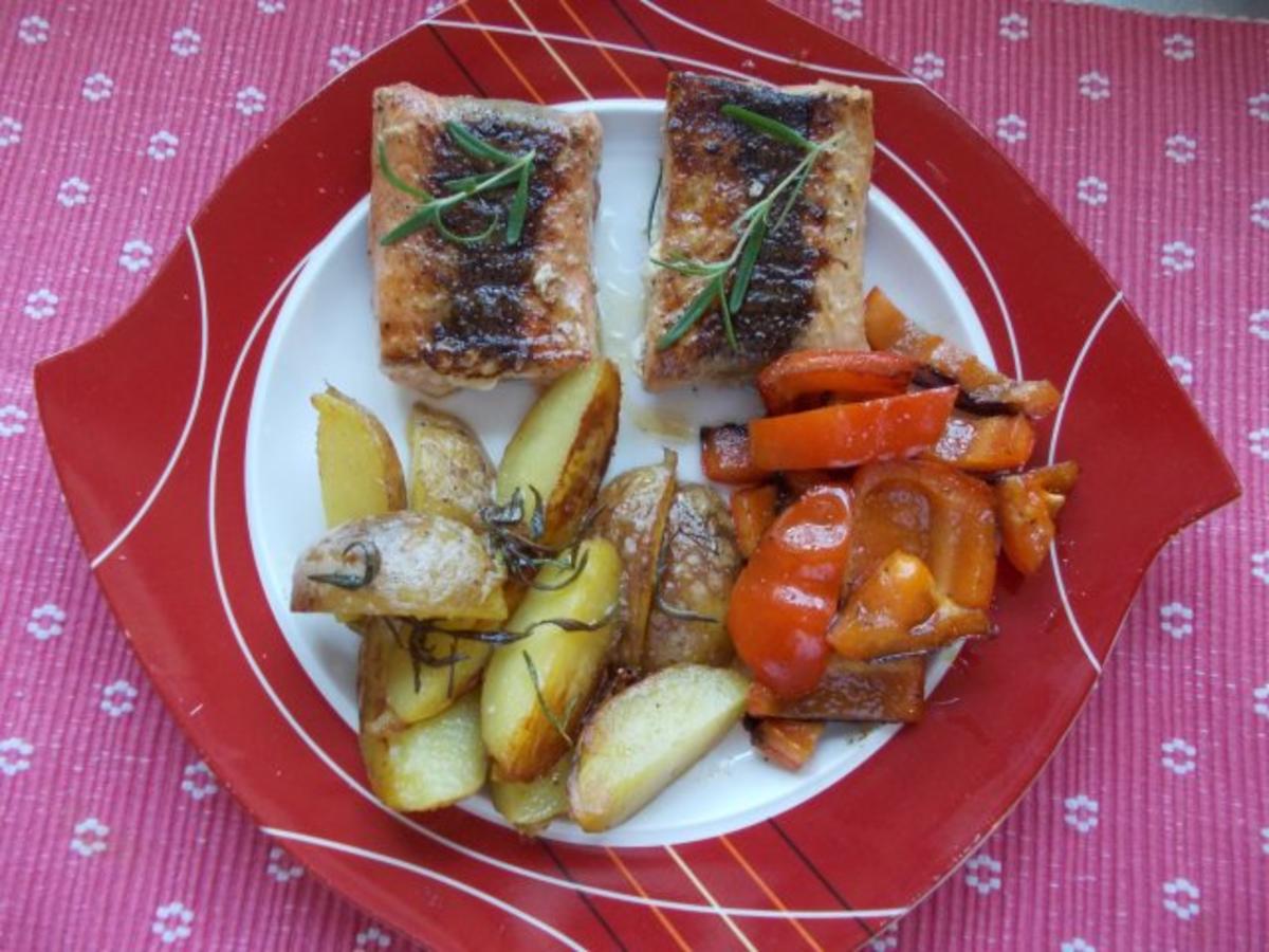 Lachs mit Rosmarinbutter - Rezept mit Bild - kochbar.de