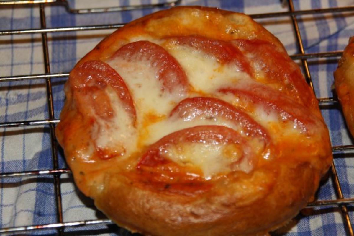 Bilder für Brezel Teig Stückchen Tomate Mozarella - Rezept